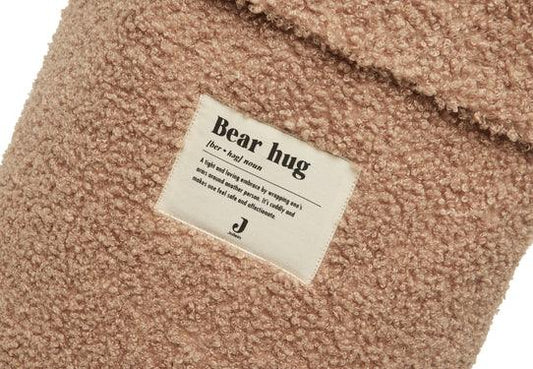 Panier de rangement - Boucle biscuit - Jollein avec étiquette 'Bear hug' sur fond en tissu doux.