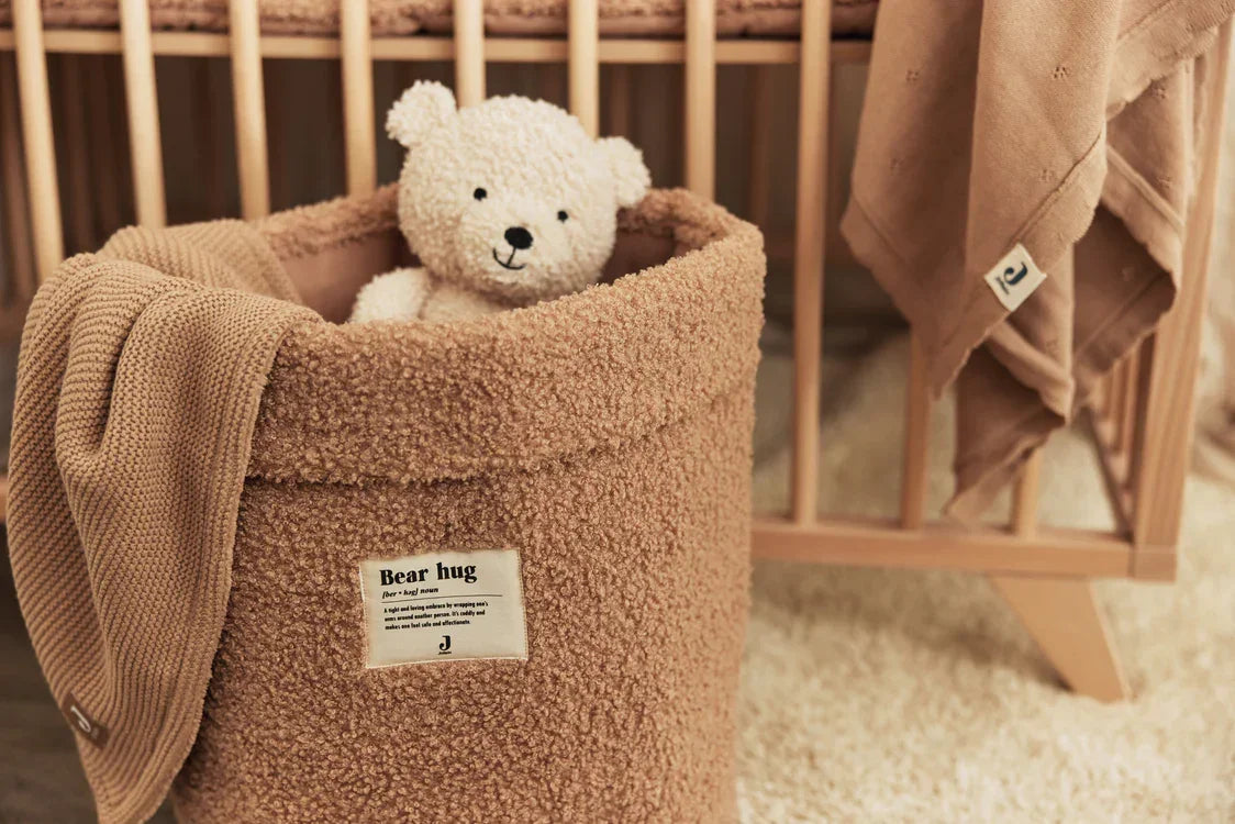 Panier de rangement - Boucle biscuit - Jollein avec ourson en peluche et linge à langer.