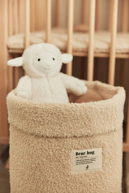 Panier de rangement - Boucle Naturel - Jollein avec un doudou dans un intérieur moderne et chaleureux.