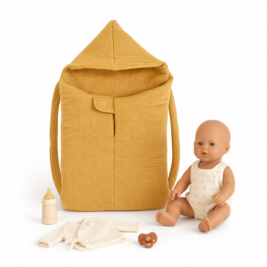 Sac à dos porte-poupon Bobble moutarde Wookids avec poupon et accessoires de jeu d’imitation.