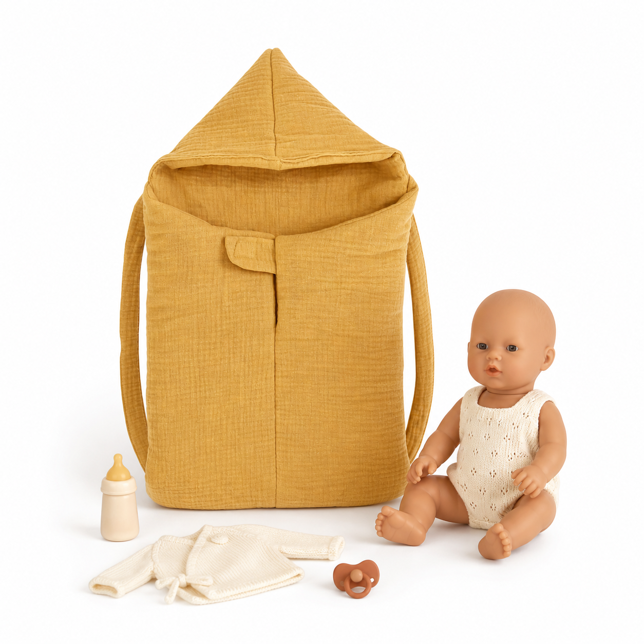Sac à dos porte-poupon Bobble moutarde Wookids avec poupon et accessoires de jeu d’imitation.