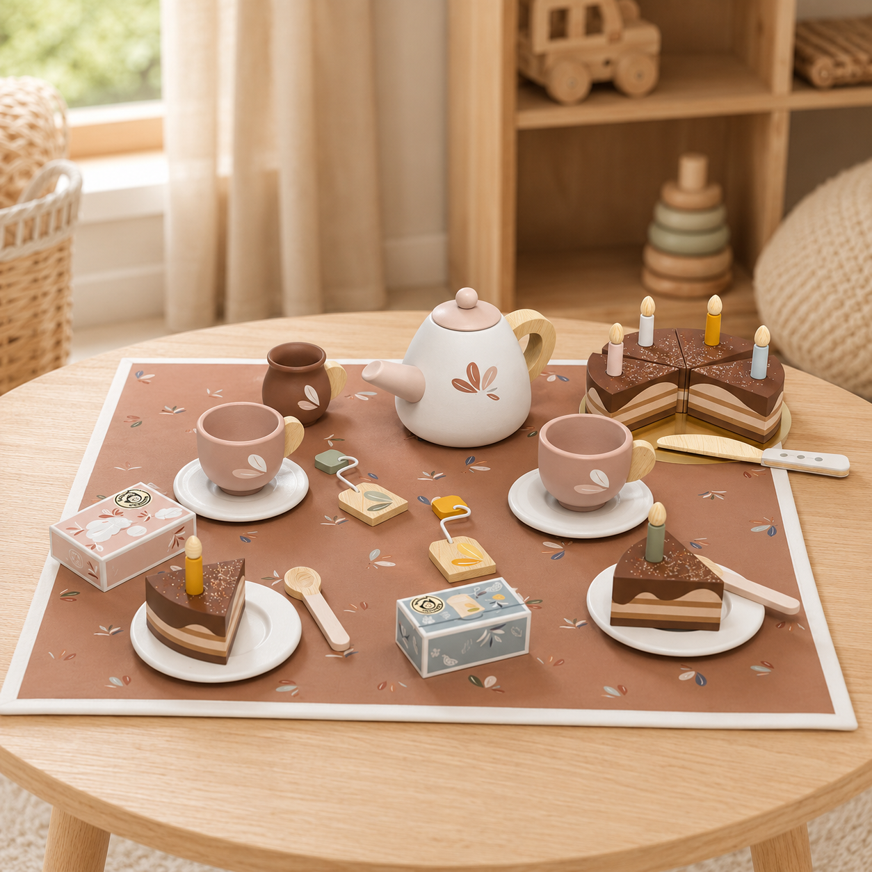 Service à thé enfant en bois Speedy Monkey posé sur une petite table en bois clair dans une chambre d’enfant douce et lumineuse.