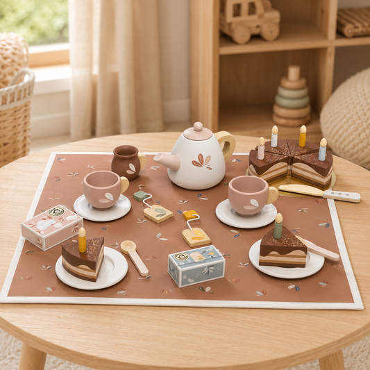 Service à thé enfant en bois Speedy Monkey posé sur une petite table en bois clair dans une chambre d’enfant douce et lumineuse.