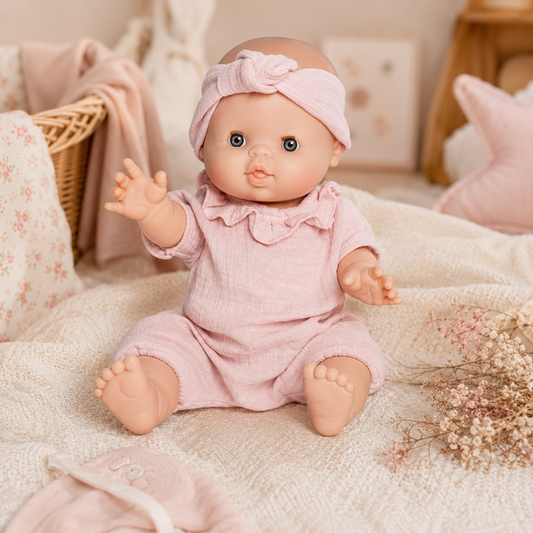 Poupée Charlotte Bobble rose 36 cm Wookids dans une chambre douce pour enfant