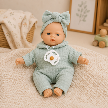 Poupée Nina Bobble bleu vert 26 cm Wookids dans une chambre douce pour enfant