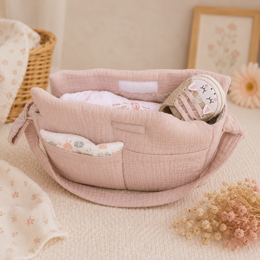 Sac à langer poupée Bobble rose Wookids dans une chambre douce pour enfant